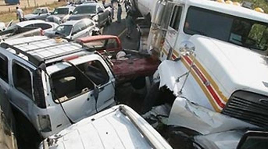 Meksika'da 1 kamyon ve 2 otob&uuml;s &ccedil;arpıştı: 14 &ouml;l&uuml;