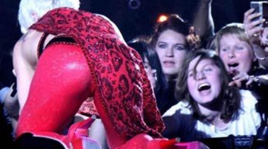 Pink, sahnede kendini kaybetti!