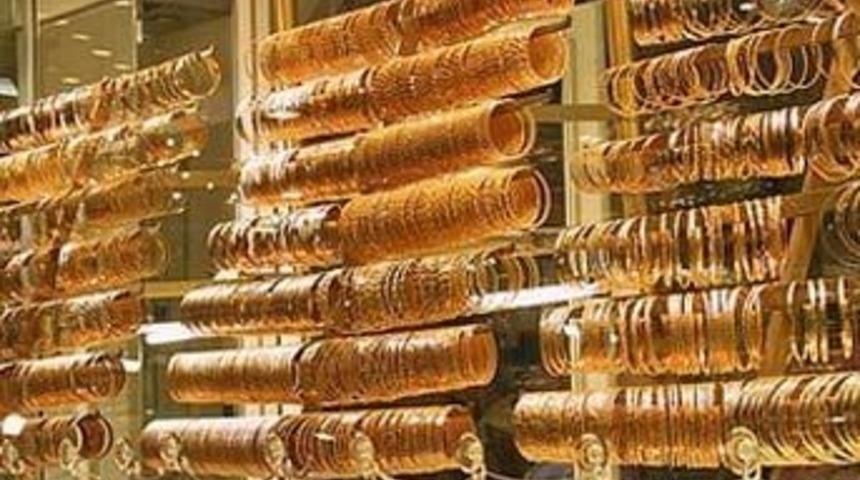 Yaşlı kadından su isteyip bileziklerini zorla aldılar
