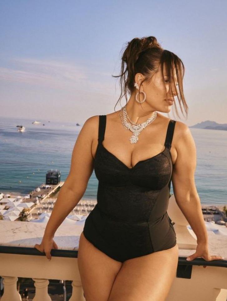 Kıvrımlı model Ashley Graham: Kalçalarımın birbirine sürtündüğünün... G4