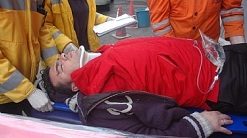 Kamyonla minib&uuml;s &ccedil;arpıştı: 6 yaralı