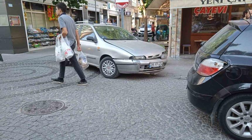 Eskişehir&rsquo;de iki ara&ccedil; &ccedil;arpıştı