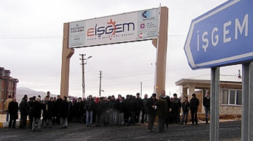 Elazığ Valisi i&ccedil;in iş bırakma eylemi yaptılar