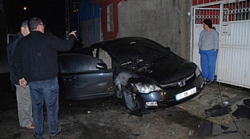 Adana'da bir otomobil kundaklandı