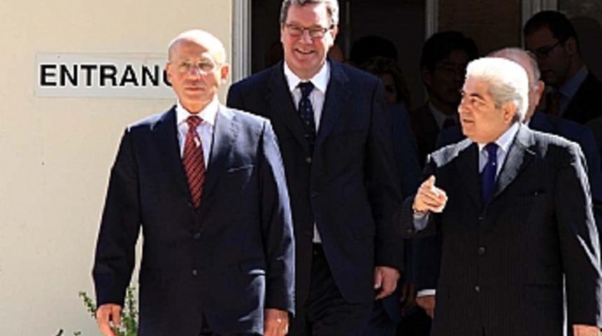 Kıbrıs m&uuml;zakere s&uuml;reci s&uuml;r&uuml;yor