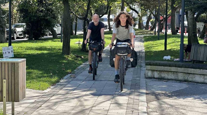 Depremden etkilenenlere yardım için Paris’ten İstanbul’a pedal çevirdiler