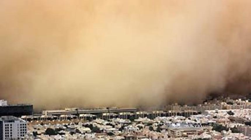 Riyad'ı toz bulutu &ouml;rtt&uuml;