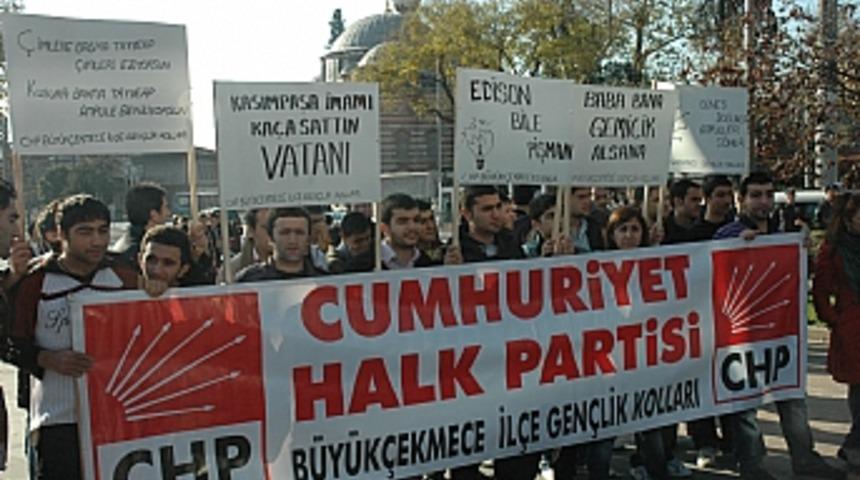 CHP'li gen&ccedil;lerden buzdolaplı protesto