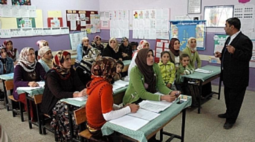 Eşlerine kavuşmak i&ccedil;in Almanca &ouml;ğreniyorlar