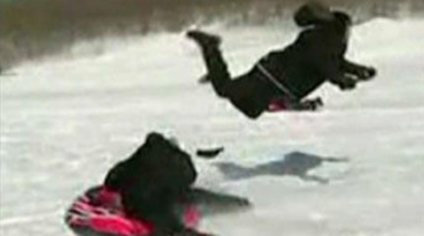 Muhabirin tepetaklak olduğu an