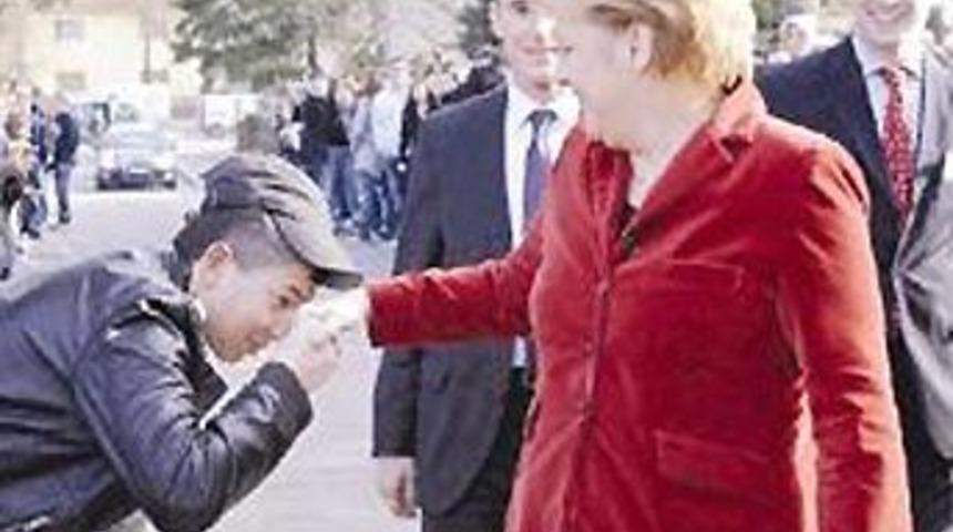 &Ouml;peyim Merkel Teyze