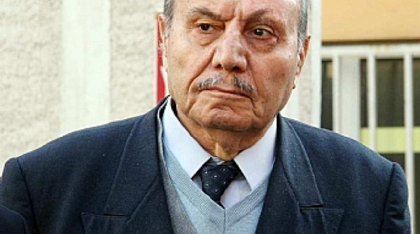 Yazar H&uuml;seyin &Uuml;zmez'e tutuklama talebi