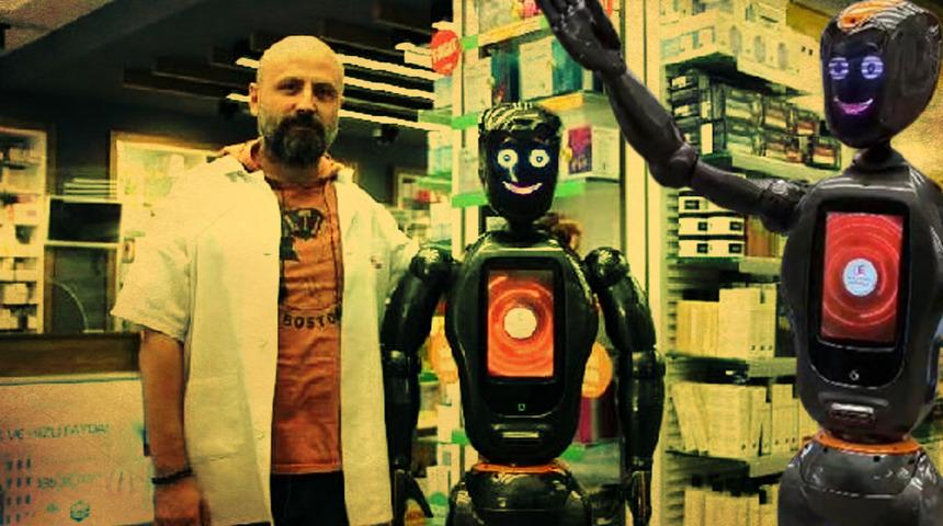 Türkiye'de ilk ve tek! 'Marbot Ada' eczanede işbaşı yaptı... Robotu gören hastalar şaşkınlıklarını gizleyemedi