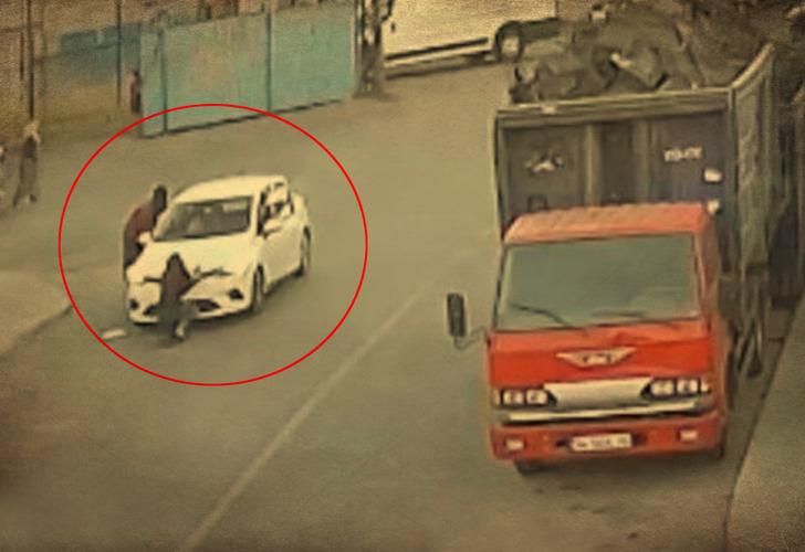 Yolda yürürken, saniyeler içinde 50 bin TL'sinden oldu! Herkesin başına gelebilir... O anlar kamerada