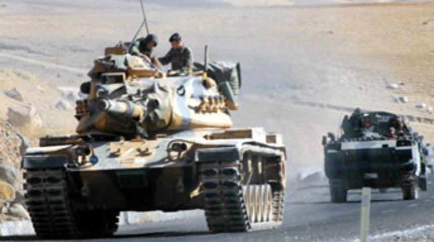 Top&ccedil;u birlikleri, Kuzey Irak'ı bombalıyor