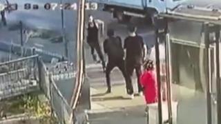 Uyarıya kulak asmayınca kurşunu yiyip yere serildi: Durakta bıçaklı saldırgan dehşeti! Korku dolu anlar kamerada