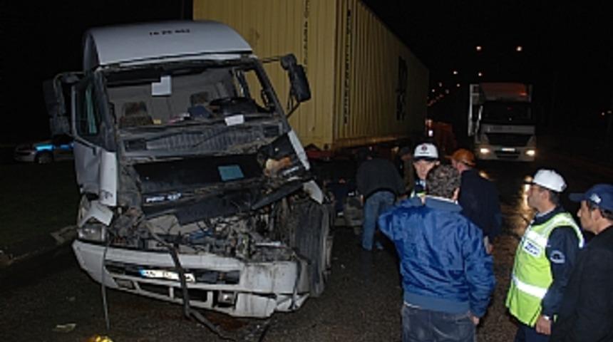 Hurdaya d&ouml;nen TIR'da can pazarı