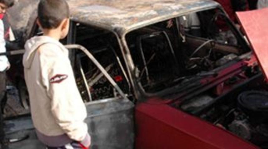 Oynarken yaktığı otomobilde can verdi