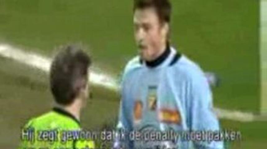 Hakem yanlış karar verince yalvardı