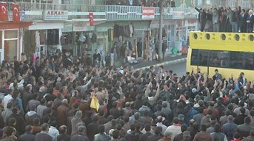 Bize bayrak politikası yapmayın!