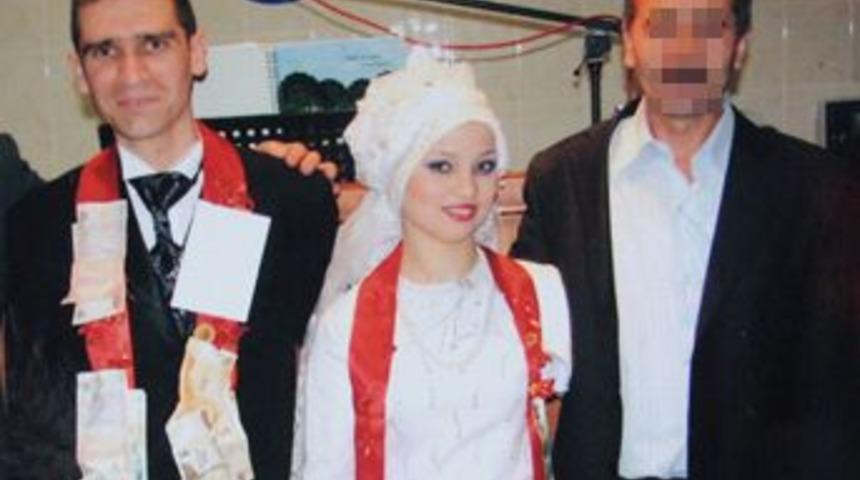 D&uuml;ğ&uuml;n&uuml;nde katiliyle aynı karede poz verdi