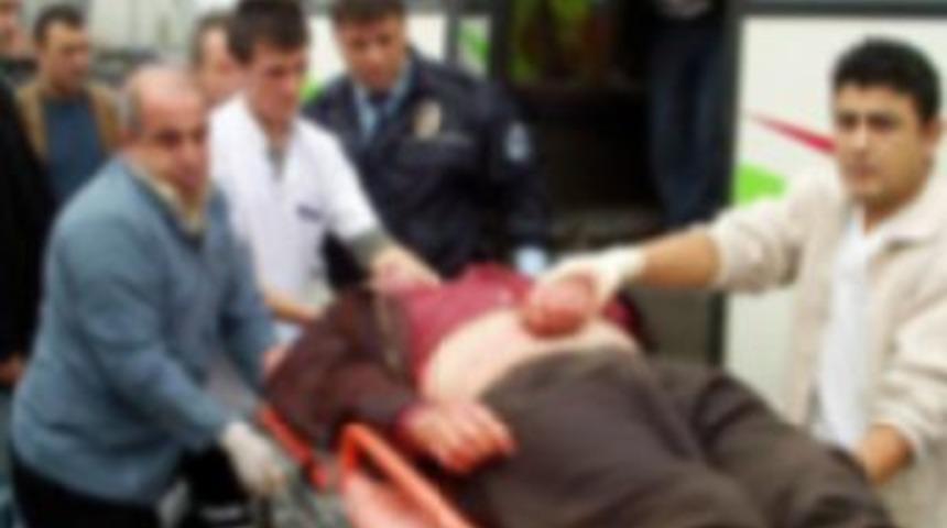 &Ouml;n&uuml;nde oturan yolcunun boğazını kesti