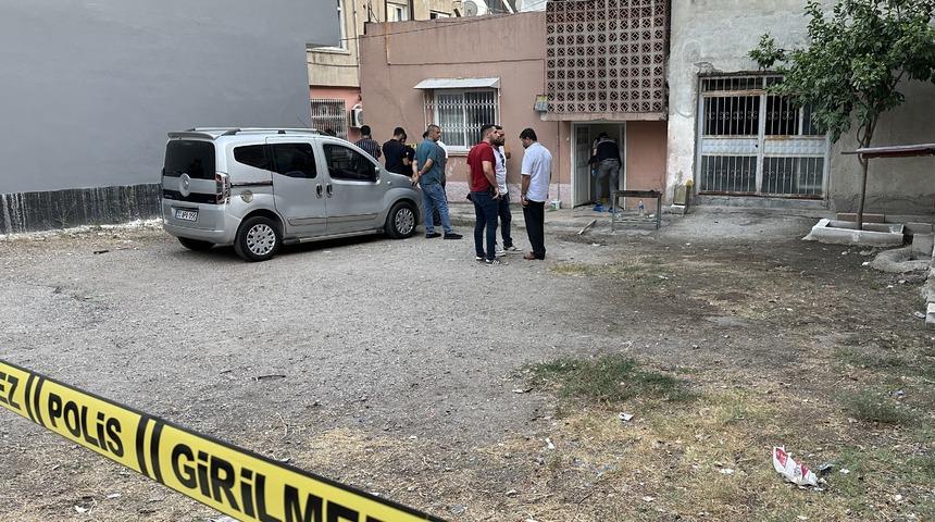 Adana'da ailesinden 2 kişiyi öldüren 3 kişiyi de yaralayan şüpheli, tedavi gördüğü hastanede öldü
