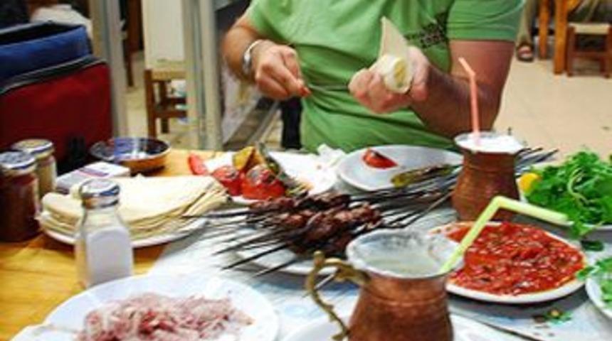 30 dakikada 111 şiş yedi!