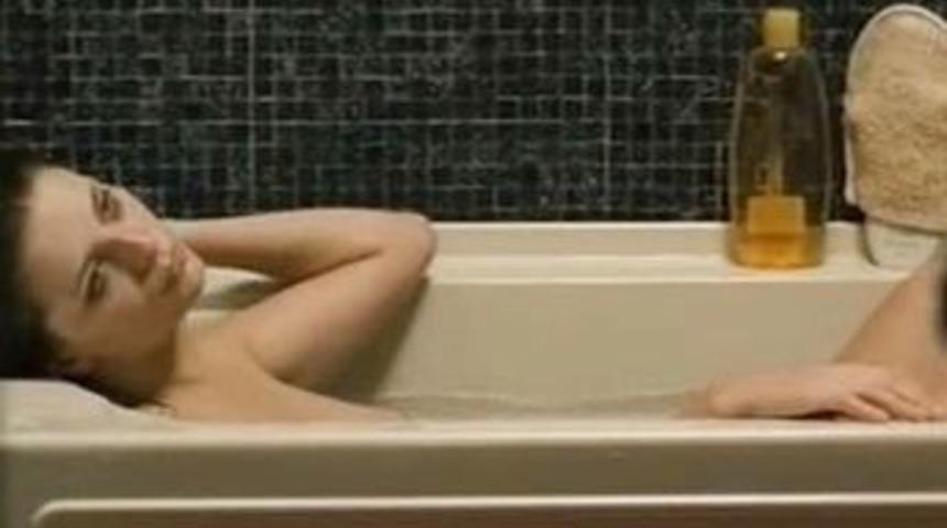 Mischa banyoda &ccedil;ıplak