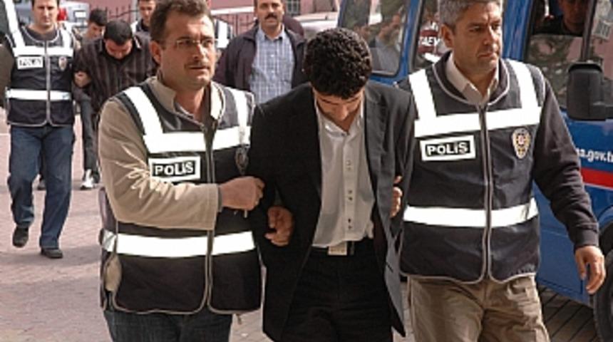 D&uuml;ş&uuml;k paralarla binlerce YTL dolandırdılar