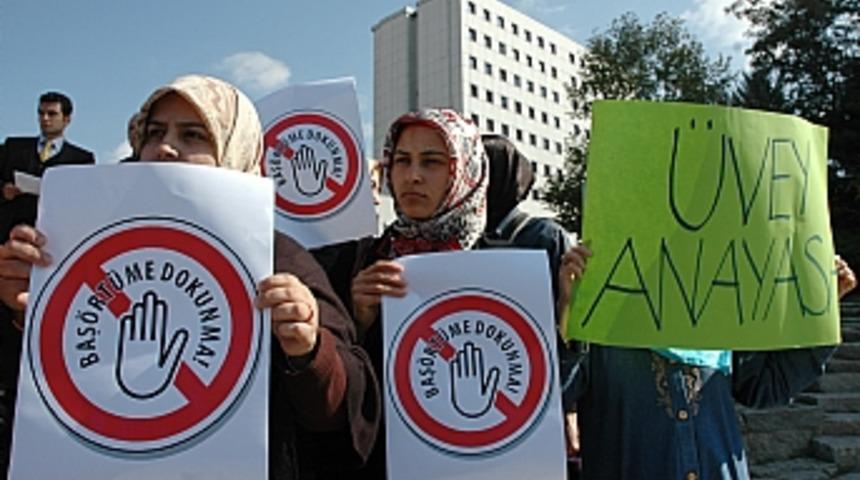 Anayasa mahkemesi &ouml;n&uuml;nde baş&ouml;rt&uuml;s&uuml; kararına protesto