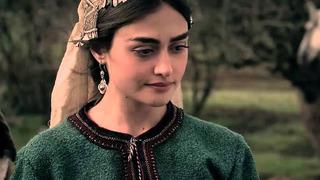 Diriliş Ertuğrul'un Halime Sultan'ı Esra Bilgiç hayranlarını mest etti! Sırt dekoltesiyle boy gösterdi