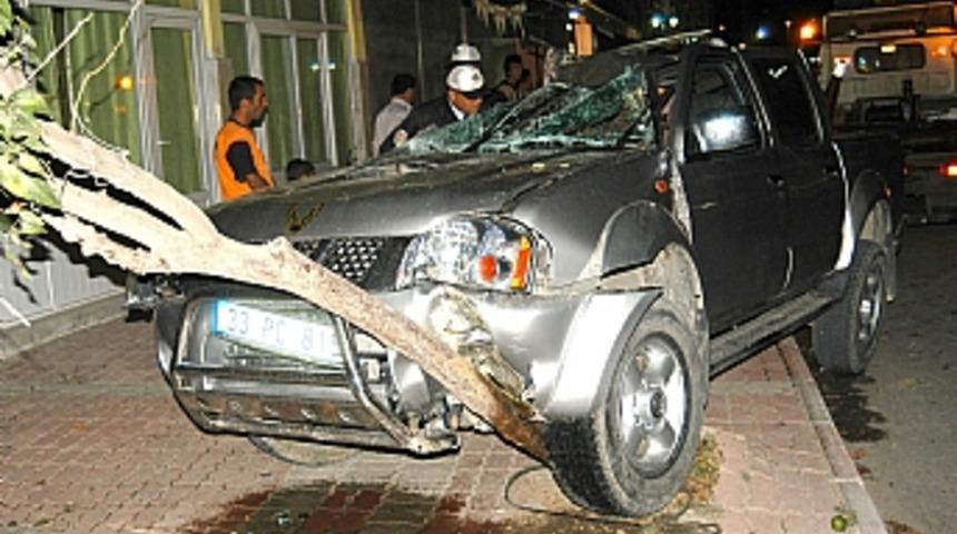 Tarsus'ta trafik kazaları: 2 &ouml;l&uuml;