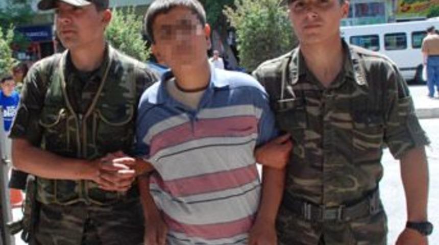 3 yaşındaki &ccedil;ocuğun kafasını taşla ezdi