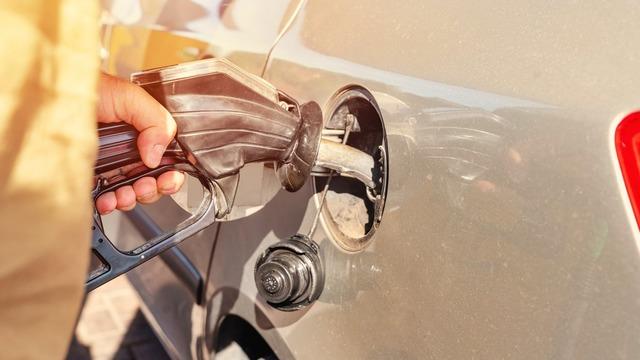 AKARYAKIT FİYATLARI SON DAKİKA | 3 ayda sadece iki kez! Benzin fiyatı için 97 kuruşluk indirim: Motorin ile makas yeniden açılıyor