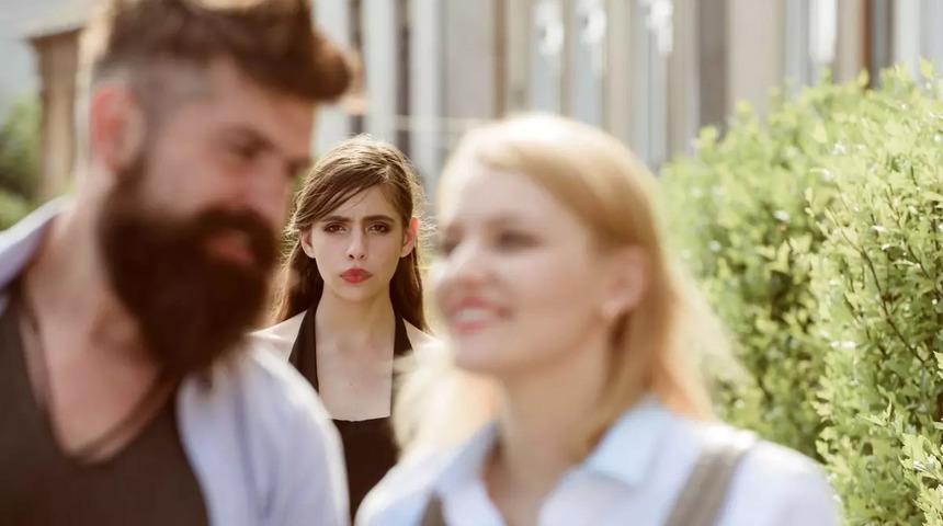 Hasetten çatlıyorlar! İşte yüz metre öteden kıskançlığı belli olan burçlar