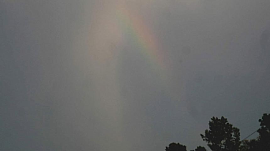 Hortum ve g&ouml;kkuşağı bir arada  