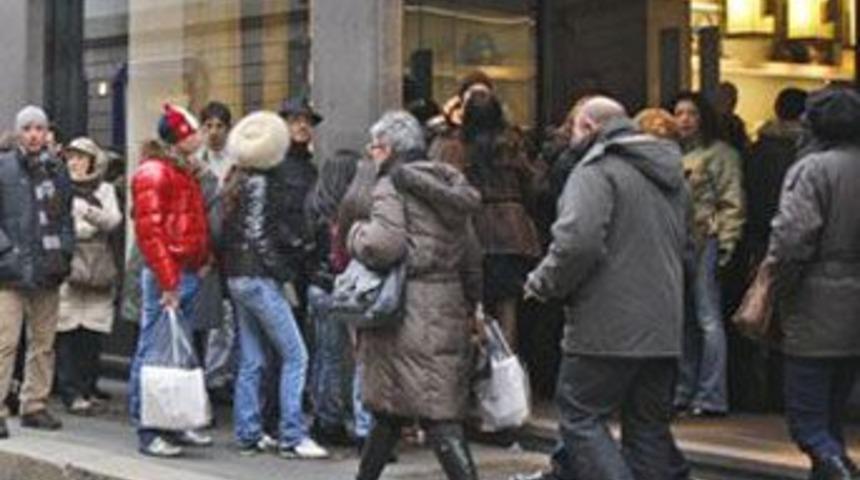 Bu insanlar neyi bekliyor?