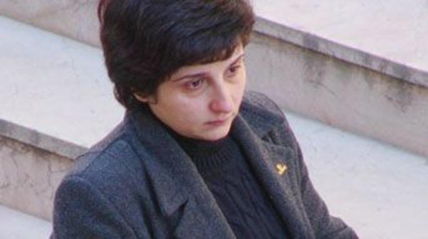 Bebeğinin boğazını kesip, &ccedil;&ouml;pe attı