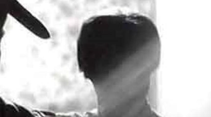 Kızının erkek arkadaşının cinsel organını kesti