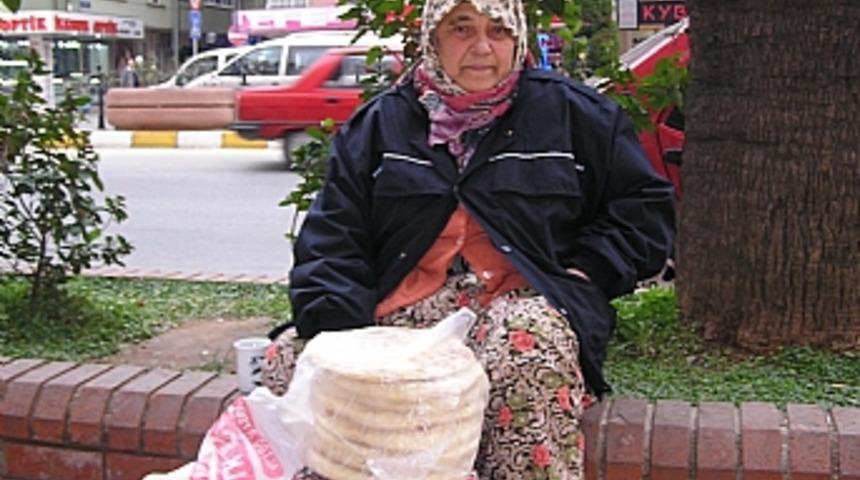 Ayşe teyzenin alkışlanacak ekmek m&uuml;cadelesi