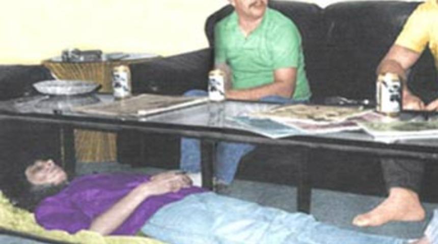 &Ouml;len eşini sehpa yaptı