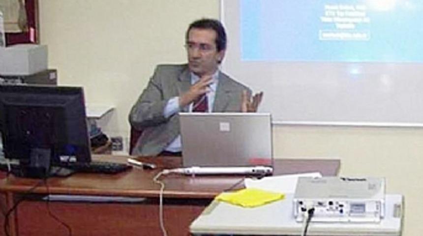 Profes&ouml;r&uuml;n odasını yakmak istediler