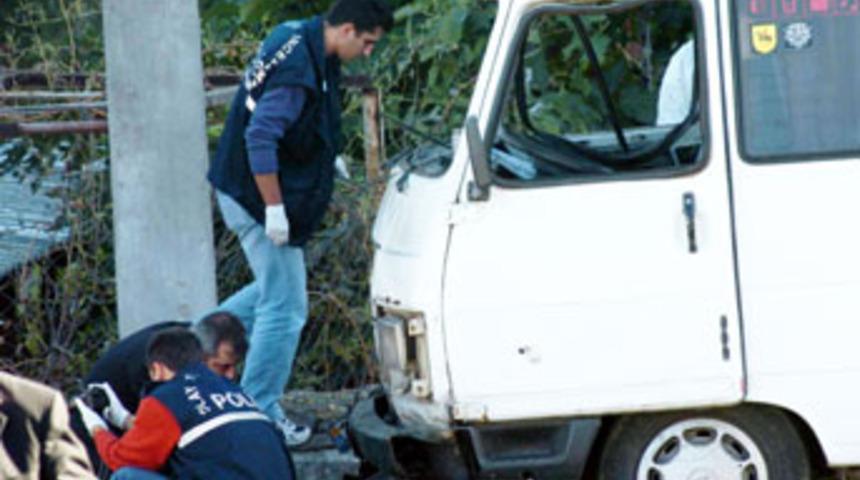 Servis aracı elektrik direğine &ccedil;arptı: 18 yaralı