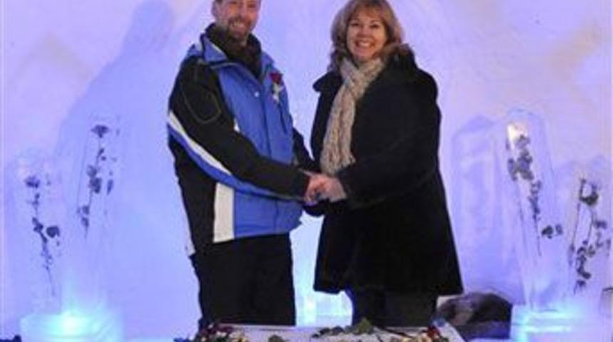 Aşkı i&ccedil;in buzdan kilise yaptı