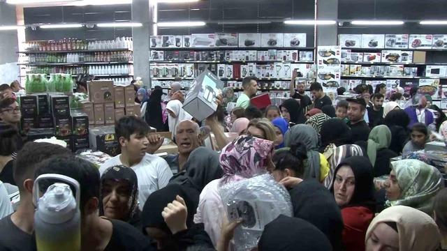 İndirimi duyan koştu! İzdiham çıktı, kucak kucak aldılar: Günün şartlarına göre fiyatları cazip