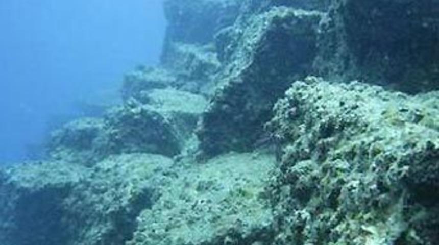 Deniz dibinde duvar bulundu