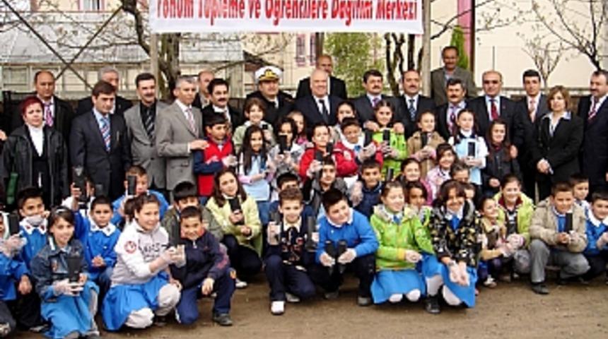 Protokol trib&uuml;nde, &ouml;ğrenciler yağmur altında
