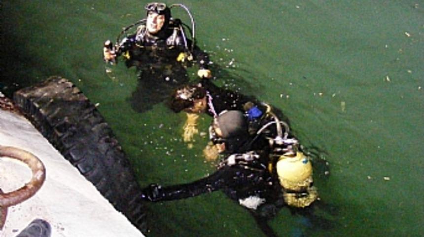 Denize d&uuml;şen otomobildeki şahıs hayatını kaybetti