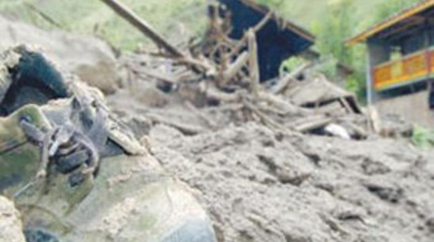 Heyelan can aldı: 3 &ouml;l&uuml;